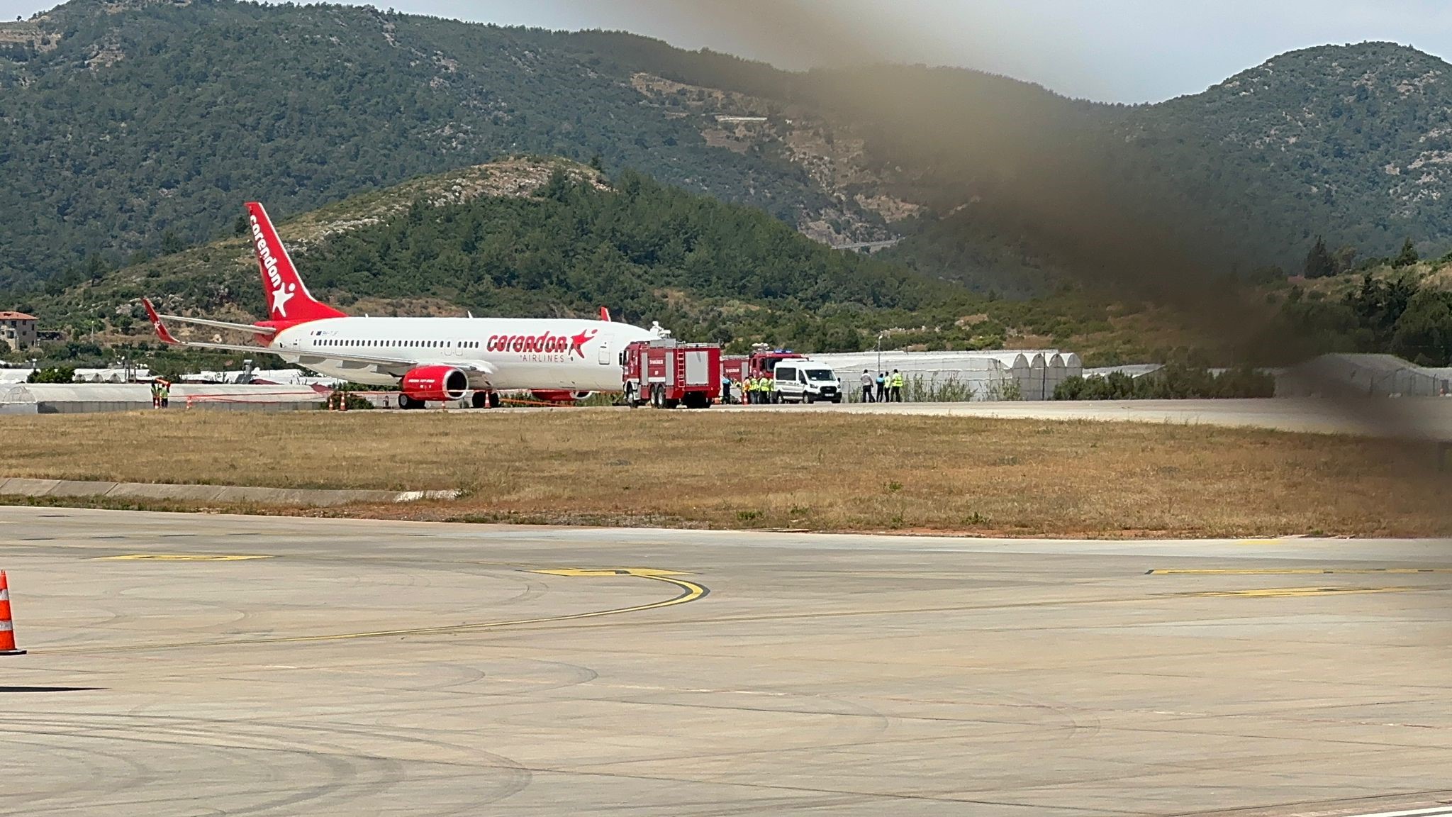 Antalya‘nın Gazipaşa-Alanya Havalimanında piste iniş yapan yolcu uçağının lastiği patladı.