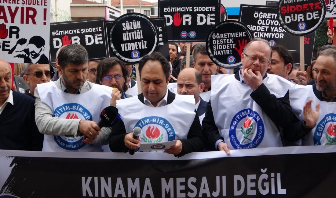Eğitimciler Birliği Sendikası(Eğitim-Bir-Sen) üyeleri, Maltepe’de bulunan bir ilkokulda müdür ve