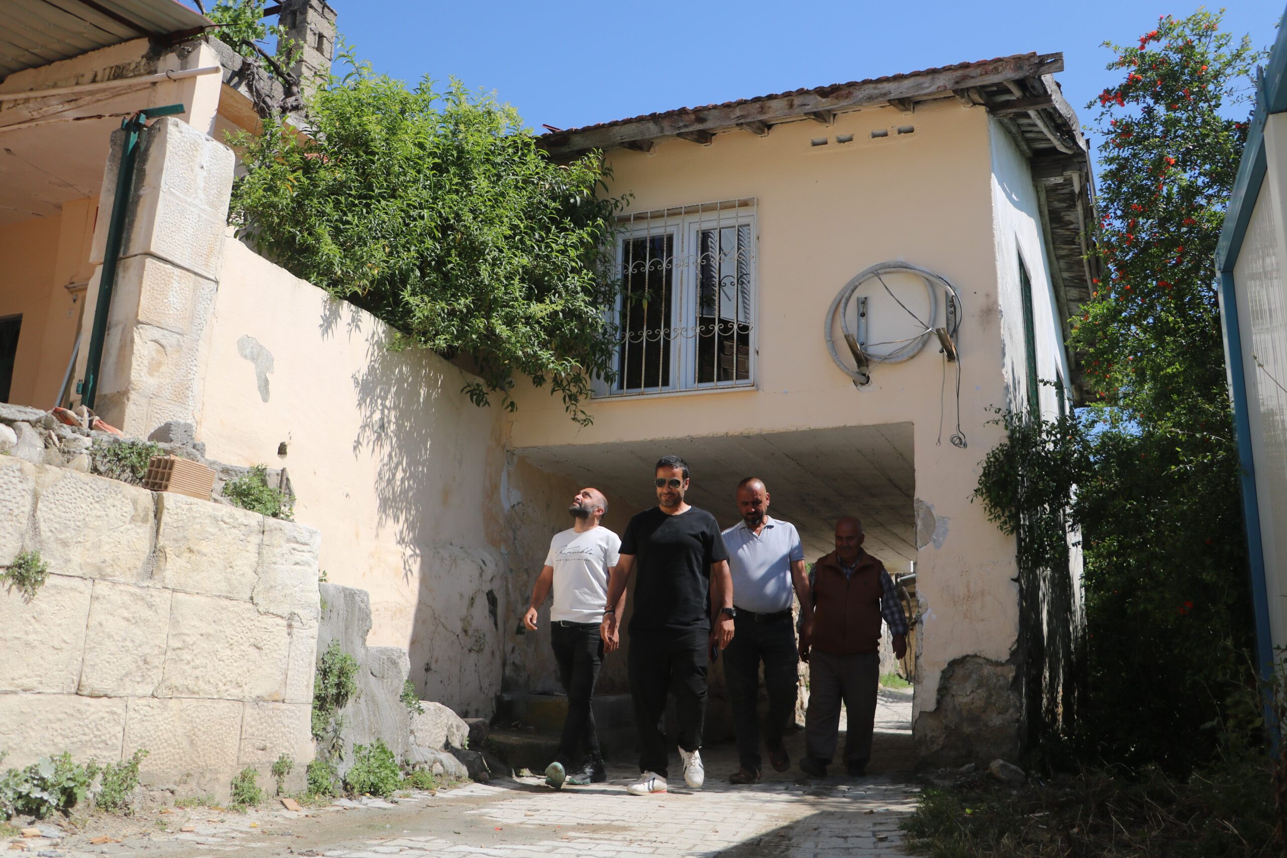 Hatay’da altından araç ve yaya geçebilen yol bulunan cami, depremde