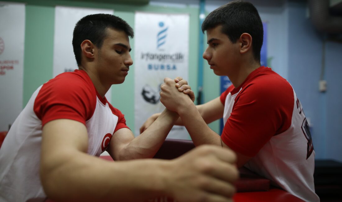 Bursa’da küçük yaşta başladıkları bilek güreşi sporunda Türkiye şampiyonluğu kazanan