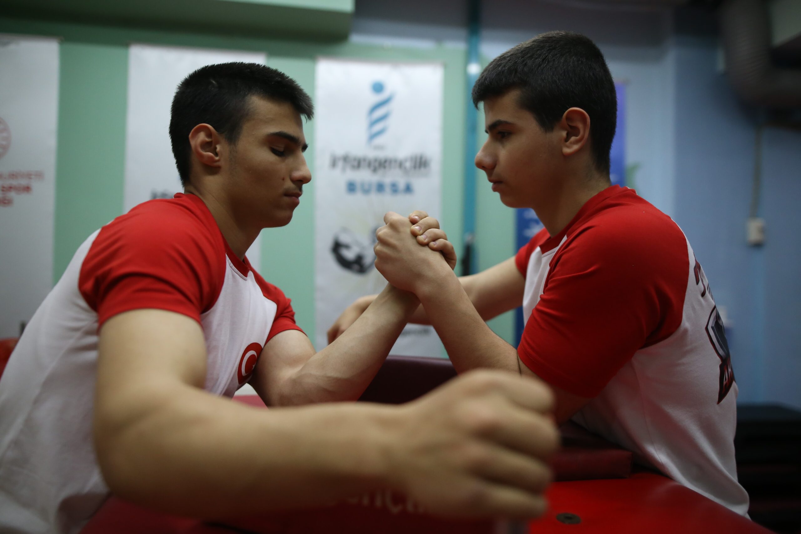 Bursa’da küçük yaşta başladıkları bilek güreşi sporunda Türkiye şampiyonluğu kazanan