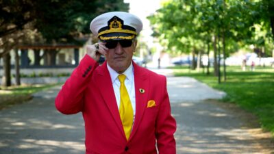 Kocaeli’de yaşayan 68 yaşındaki Ergül Yazıcı, her gün rengarenk takım