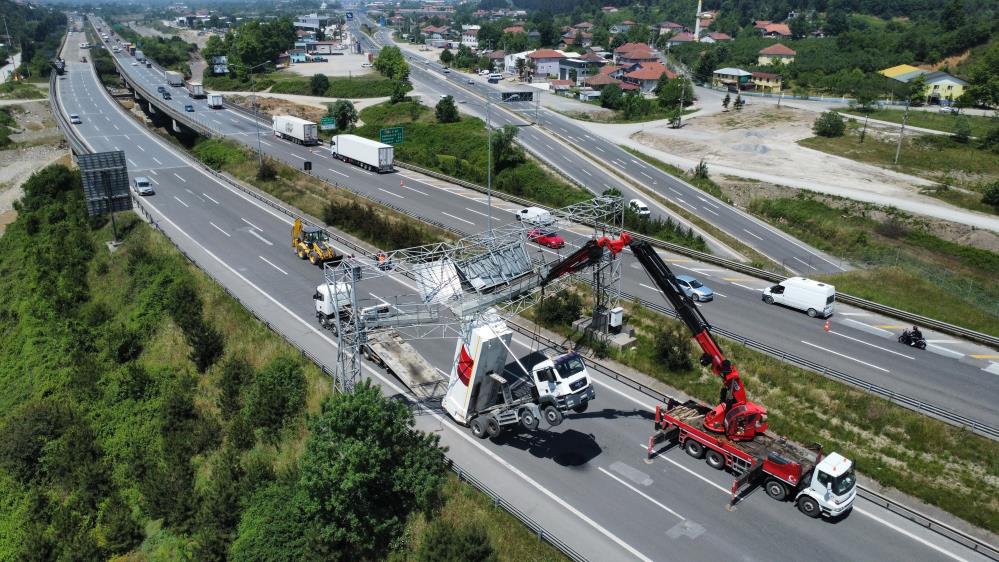 Düzce’de dorsesi açık kalan kamyon, tabelaya çarpınca askıda kaldı. Şaşırtan
