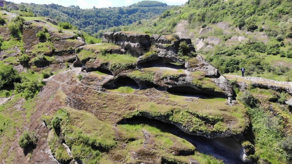 Karadeniz Bölgesi’ndeki ilk insan yerleşkesi olarak bilinen Tekkeköy Mağaraları’ndan çıkartılan