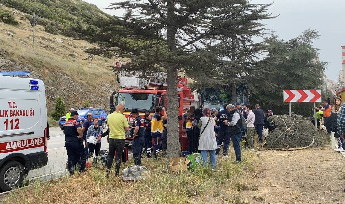 Isparta-Burdur kara yolunda sürücüsünün direksiyon hakimiyetini kaybettiği yolcu otobüsü refüje
