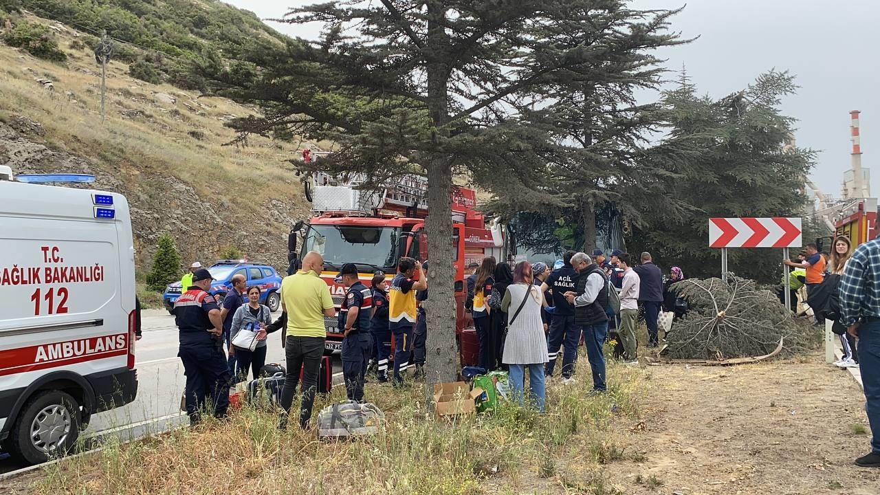 Isparta-Burdur kara yolunda sürücüsünün direksiyon hakimiyetini kaybettiği yolcu otobüsü refüje