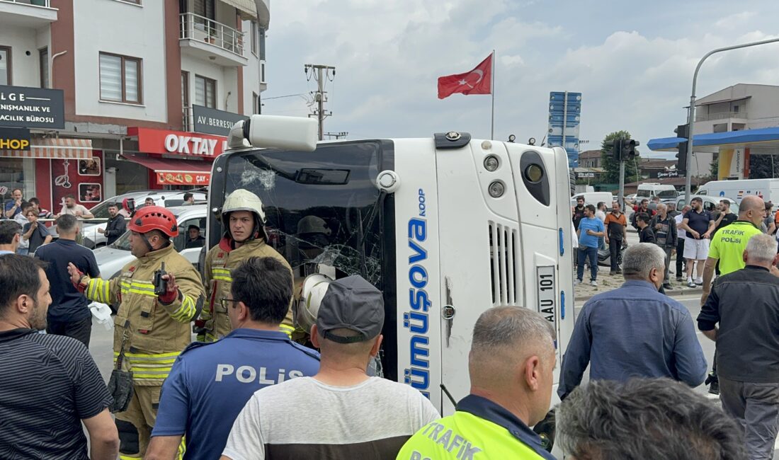 Düzce’de kırmızı ışıkta geçen otobüse jip çarpınca devrildi. Kazada 8