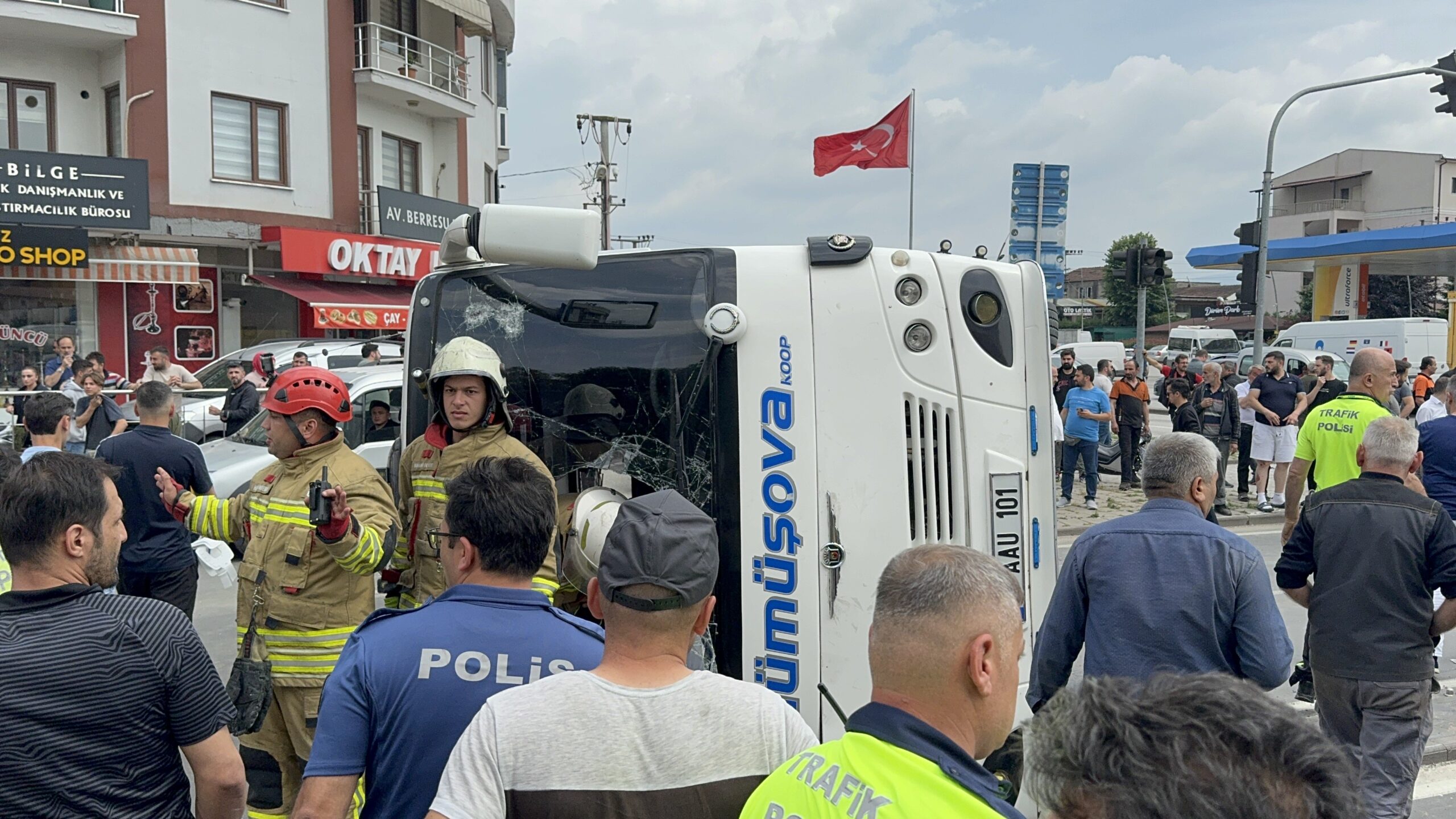 Düzce’de kırmızı ışıkta geçen otobüse jip çarpınca devrildi. Kazada 8