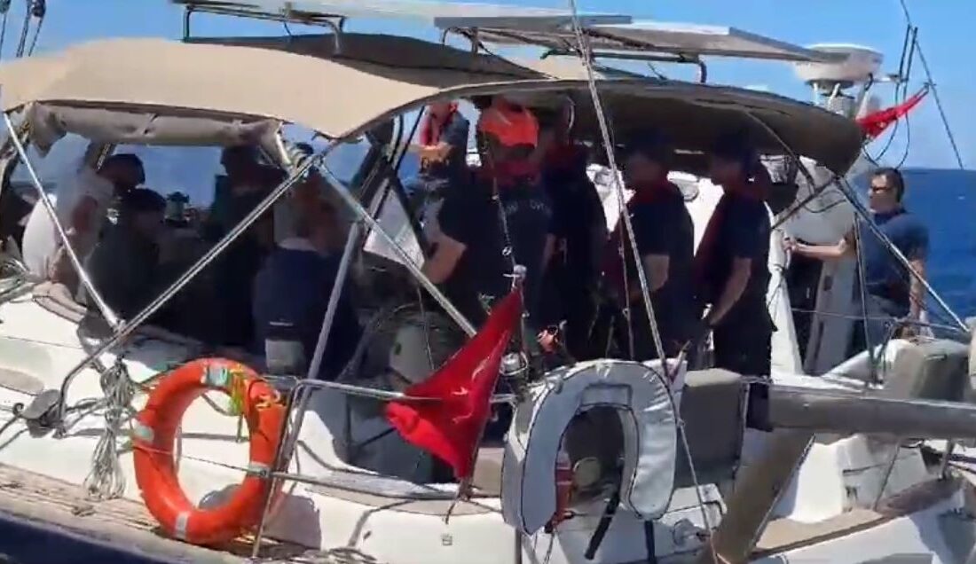 İzmir’in Urla ilçesi açıklarındaki uluslararası sularda, yelkenli tekne ile yasa