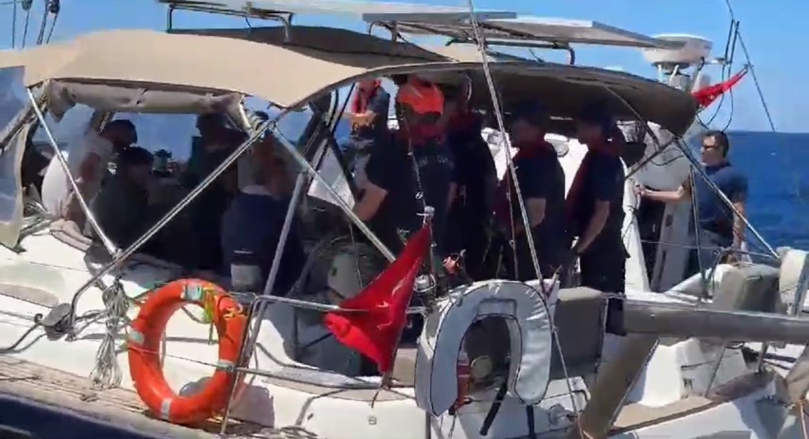 İzmir’in Urla ilçesi açıklarındaki uluslararası sularda, yelkenli tekne ile yasa
