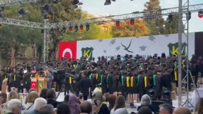 Kadıköy Anadolu Lisesi öğrencileri okuldan kovmakla öğrencileri tehdit eden okul