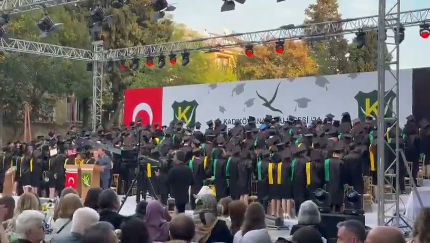 Kadıköy Anadolu Lisesi öğrencileri okuldan kovmakla öğrencileri tehdit eden okul