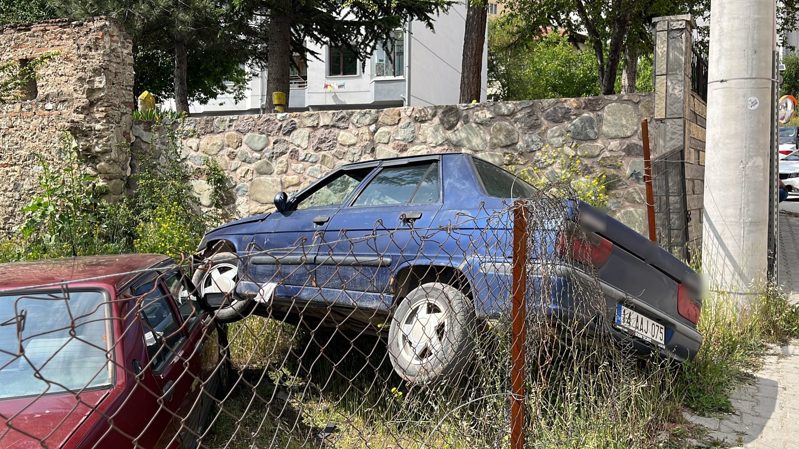 Bolu’da 22 yaşındaki alkollü kadın sürücü, ters yönden gelerek kaldırımda