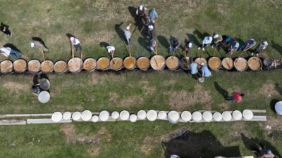 Bursa’da köyündeki evleri, cami ve okulu boyayarak seçim kazanan muhtar