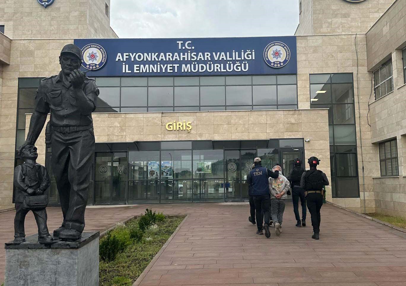 Afyonkarahisar’da polis tarafından DEAŞ terör örgütüne yönelik gerçekleştirilen operasyonda 4
