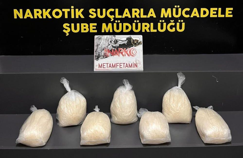 İzmir’in Kemalpaşa ilçesinde bir araçta yapılan aramada 7 kilo metamfetamin