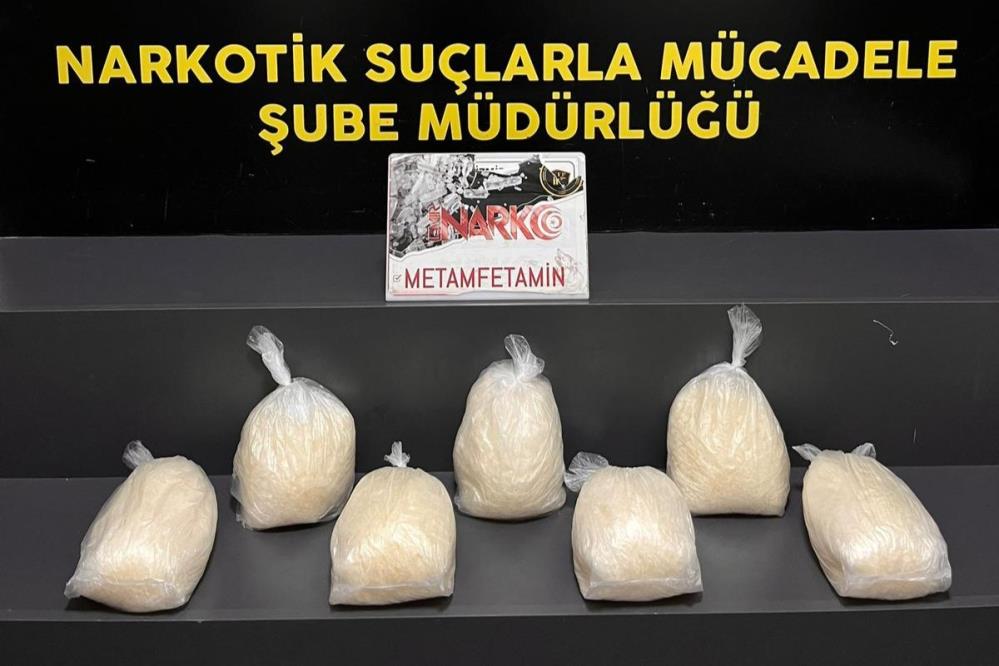 İzmir’in Kemalpaşa ilçesinde bir araçta yapılan aramada 7 kilo metamfetamin
