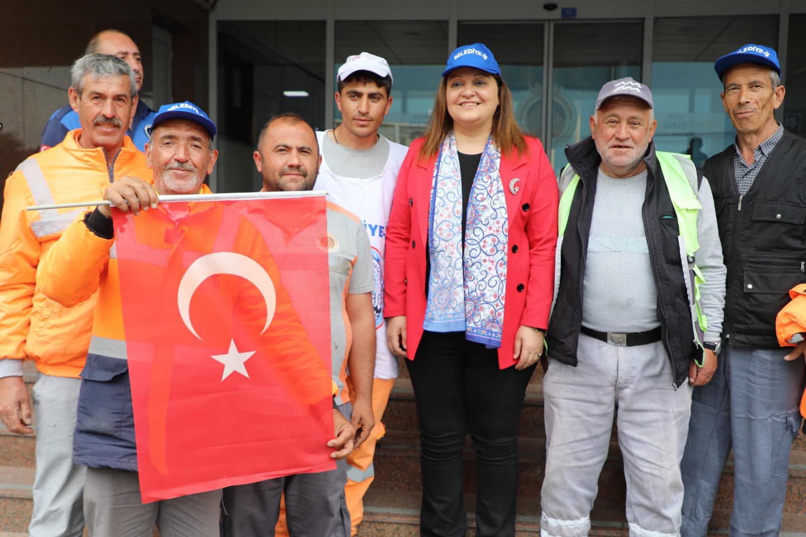 Belediye Başkanı Burcu Köksal, Afyonkarahisar Belediyesi’nde çalışan işçilerle bir araya