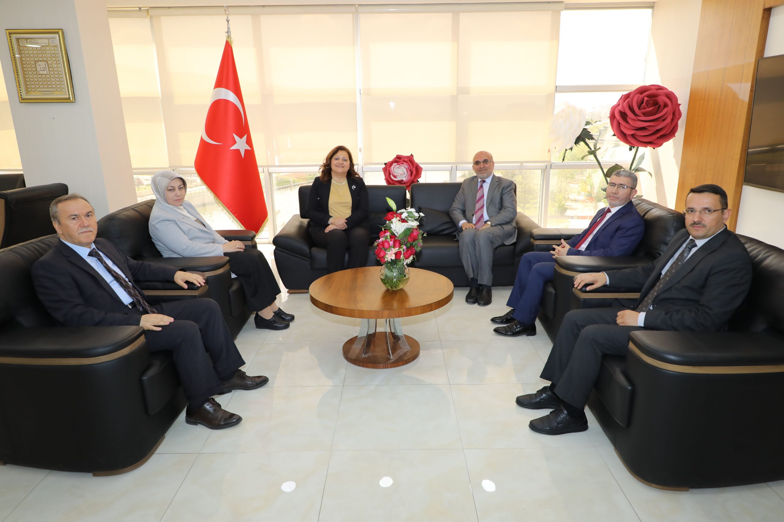 Afyonkarahisar Belediye Başkanı Burcu Köksal, Bilgi Evleri’nin tüm vatandaşların yararına