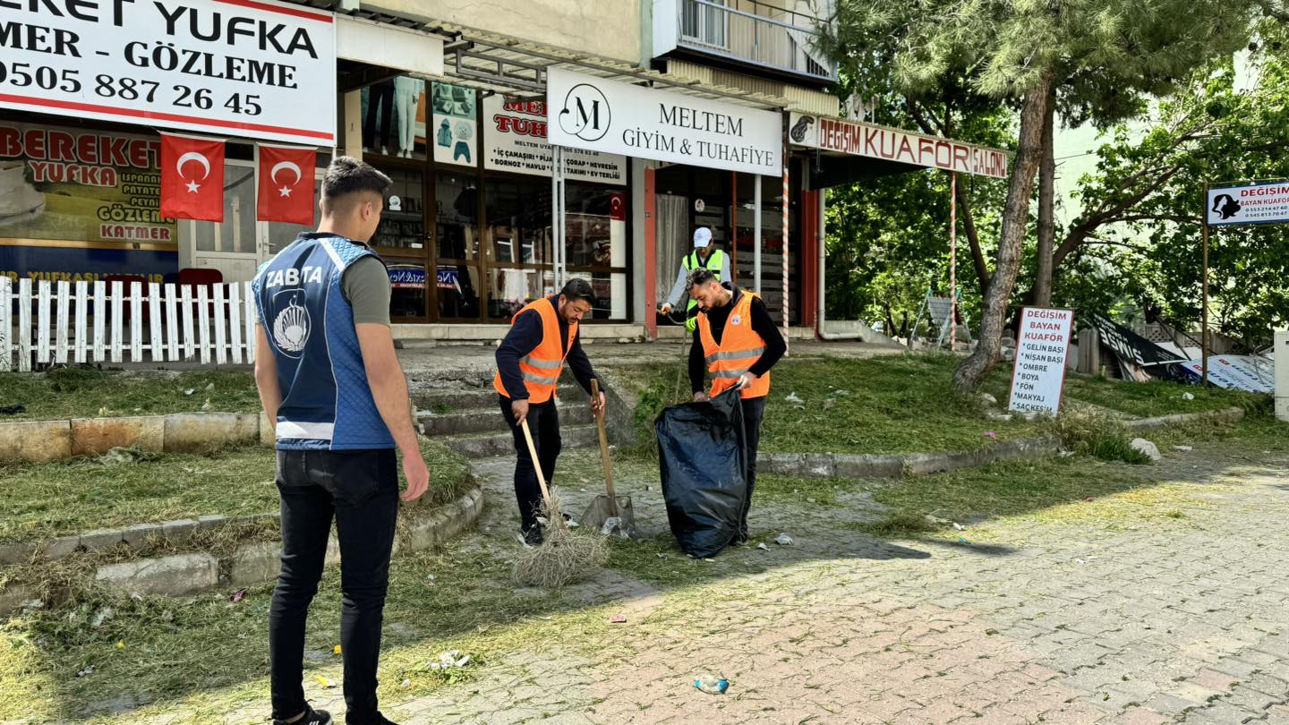 Dinar Belediye Başkanı Veysel Topçu’nun verdiği talimatla ilçe genelinde temizlik