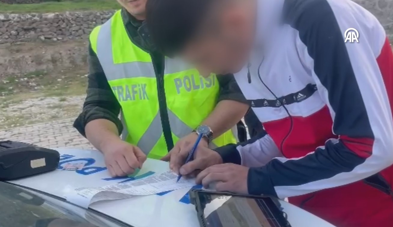 Afyonkarahisar’da otomobiliyle drift yapan ehliyetsiz sürücüye, 45 bin 210 lira