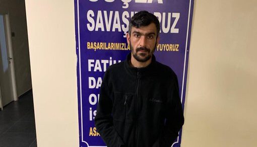 Fatih’te bir kadını yolda yürüdüğü esnada kafa ve yumruk atarak