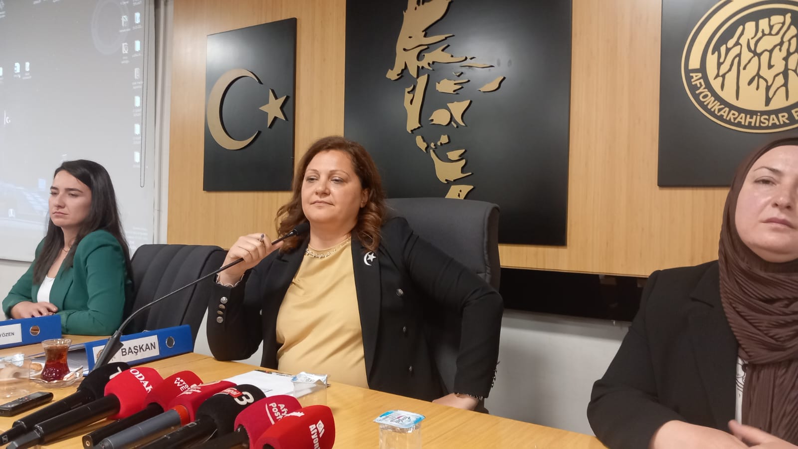 Afyonkarahisar Belediye Meclisinde konuşan Belediye Başkanı Burcu Köksal makam odasını