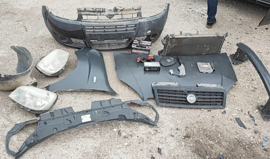 Balıkesir’in Bandırma ilçesinde hırsızlar, tamir için sanayiye bırakılan hasarlı aracın