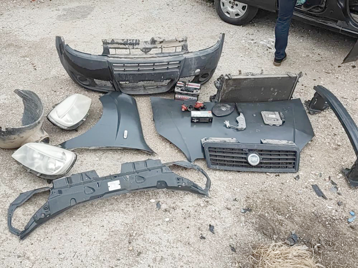 Balıkesir’in Bandırma ilçesinde hırsızlar, tamir için sanayiye bırakılan hasarlı aracın