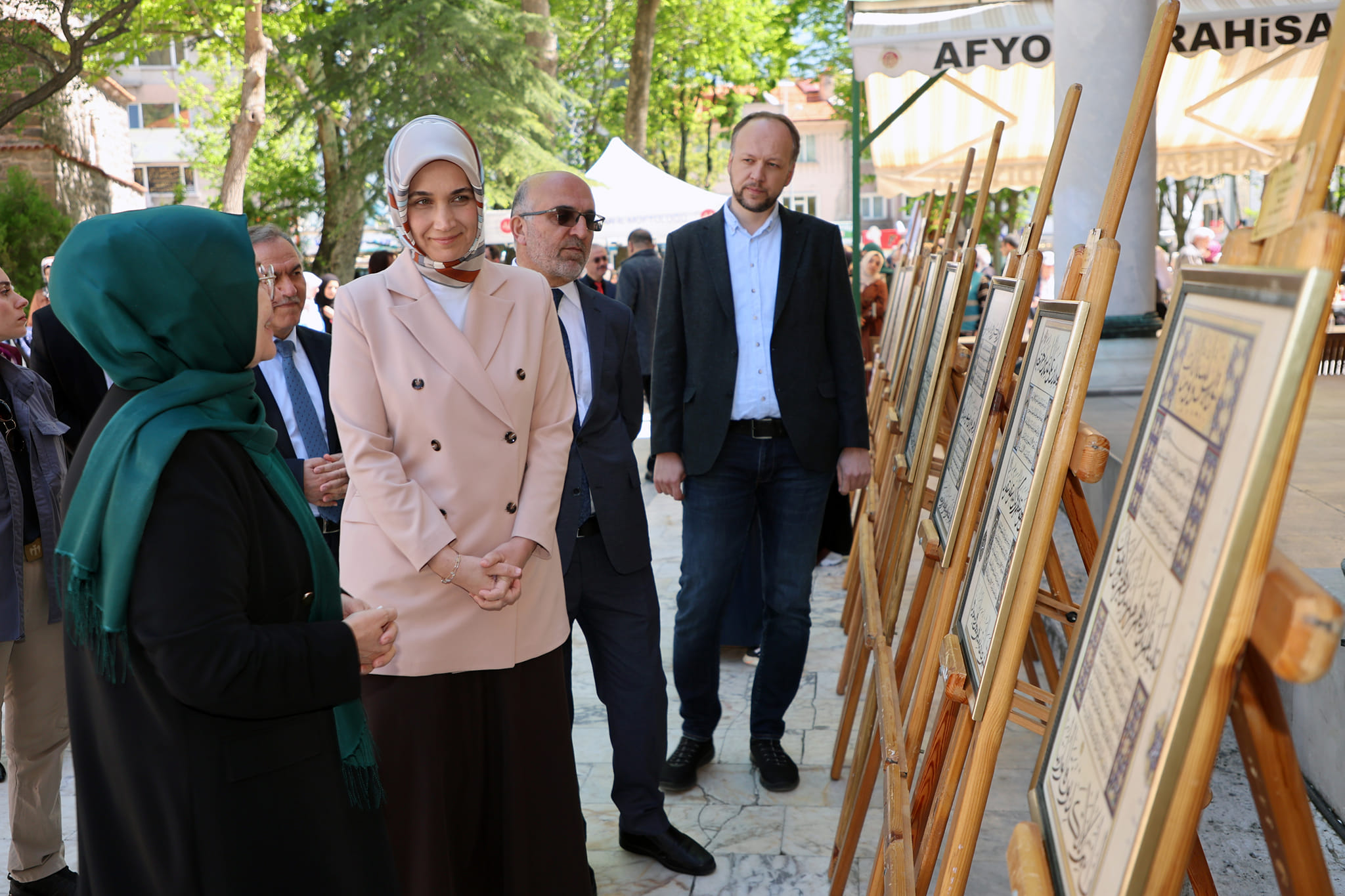 Afyonkarahisar Valisi Doç.Dr. Kübra Güran Yiğitbaşı, Afyonkarahisar’daki Hayır Çarşısı programına