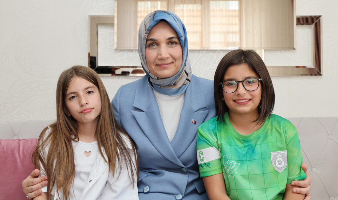 Afyonkarahisar’da Vali Kübra Güran Yiğitbaşı, şehit İbrahim Çetin’in ikizleri Yağmur