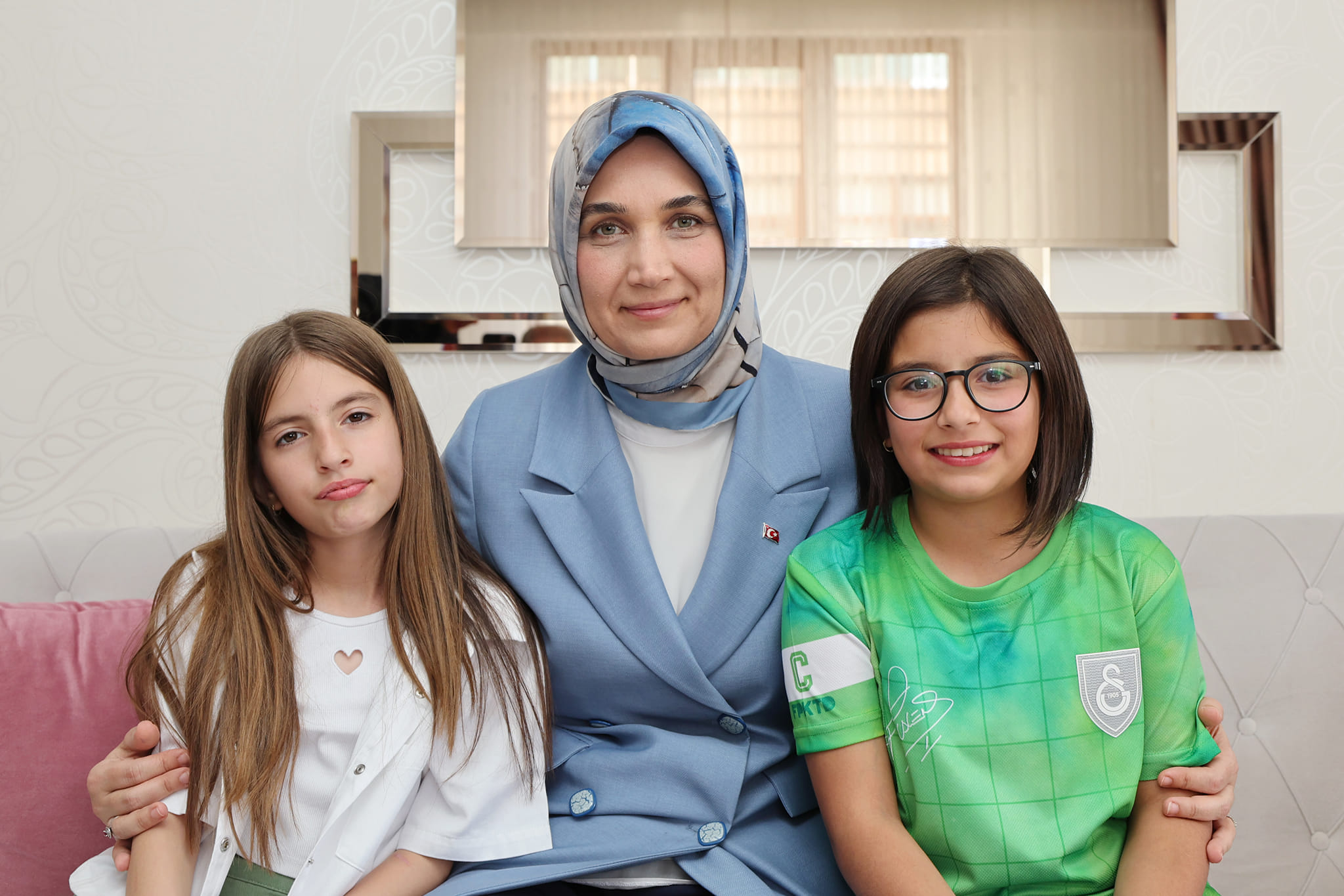 Afyonkarahisar’da Vali Kübra Güran Yiğitbaşı, şehit İbrahim Çetin’in ikizleri Yağmur