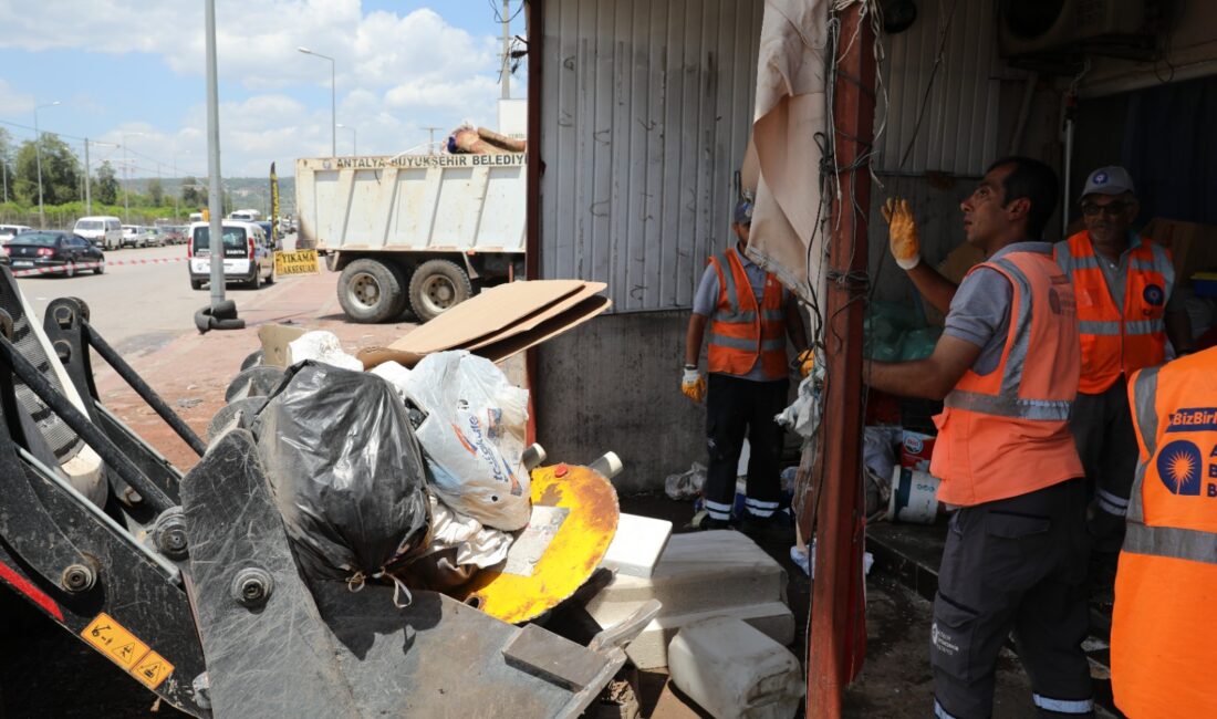   Antalya Büyükşehir Belediyesi Kepez İlçesi’nde çevreye rahatsızlık veren çöp