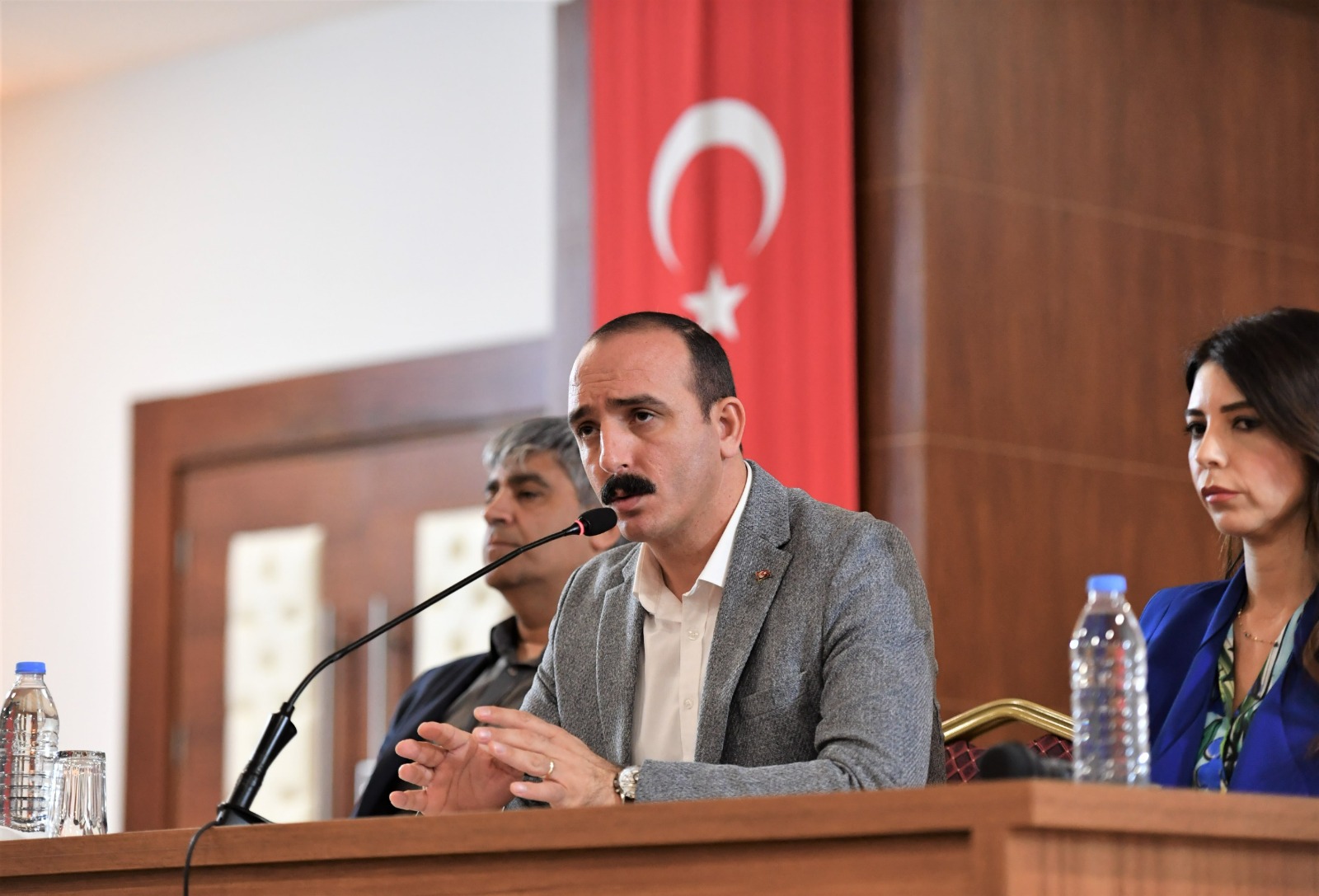 Konyaaltı Belediye Başkanı Cem Kotan, personelle yaptığı toplantıda belediyenin mali