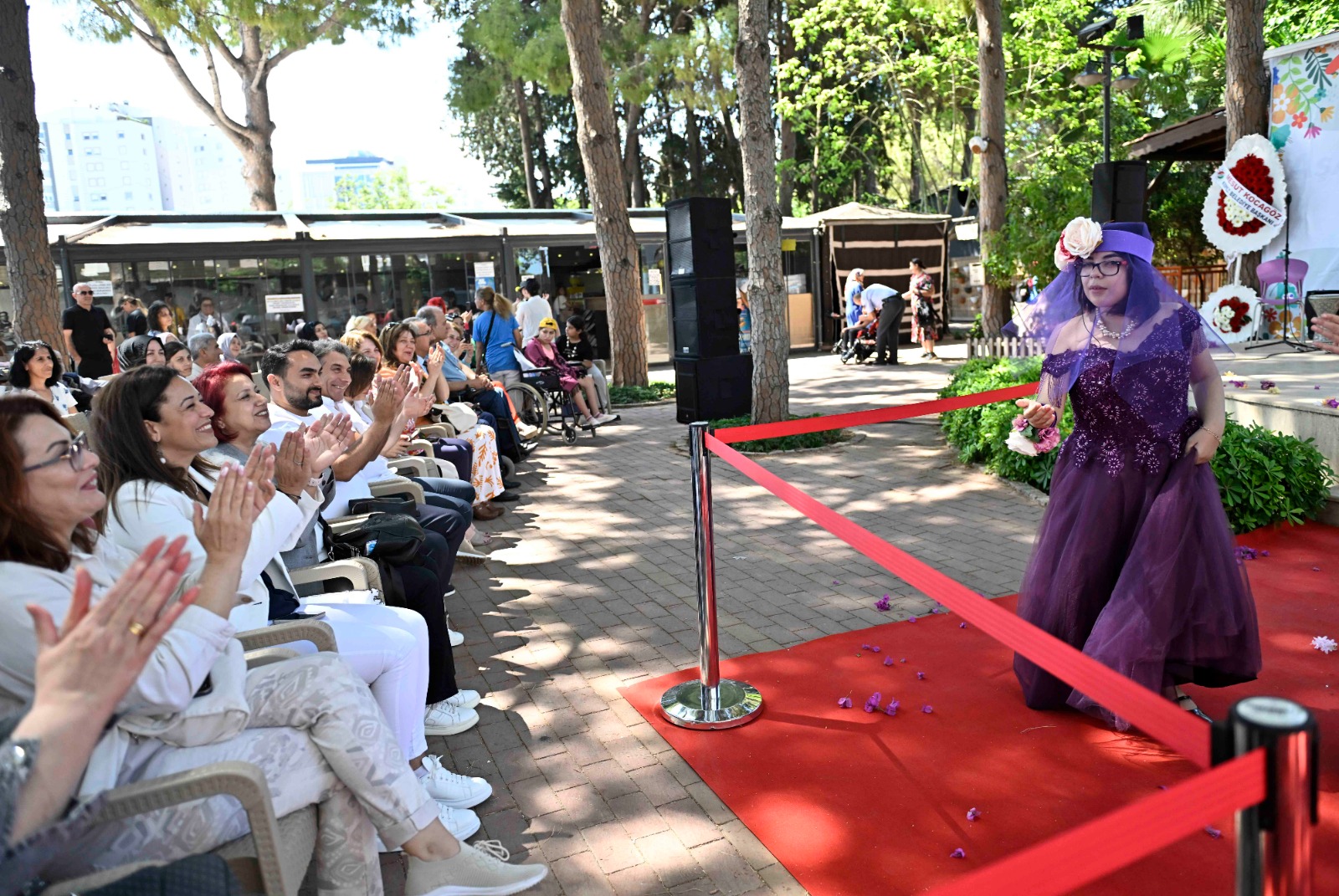 Antalya’da Muratpaşa Belediyesi’nin Engelliler Haftası için düzenlendiği defilede özel çocuklar,