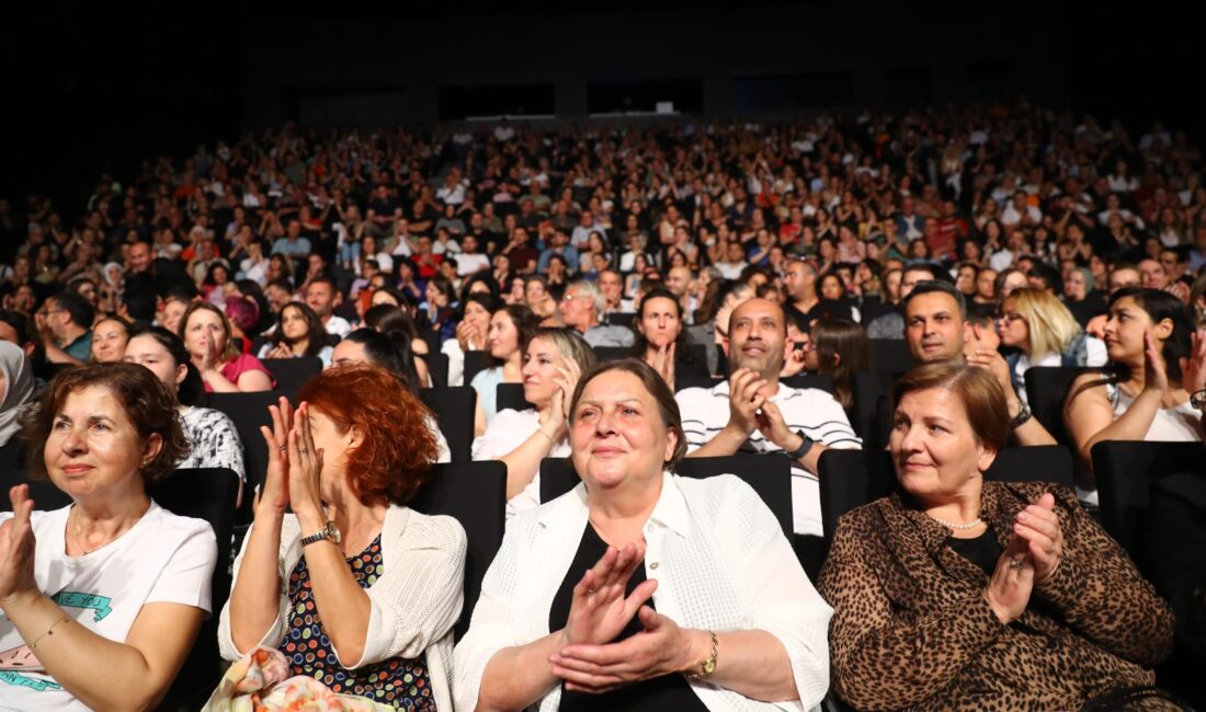 Büyükşehir Belediyesi Antalya Şehir Tiyatroları (AŞT) “Tiyatroname” adlı gösterisiyle sezonu