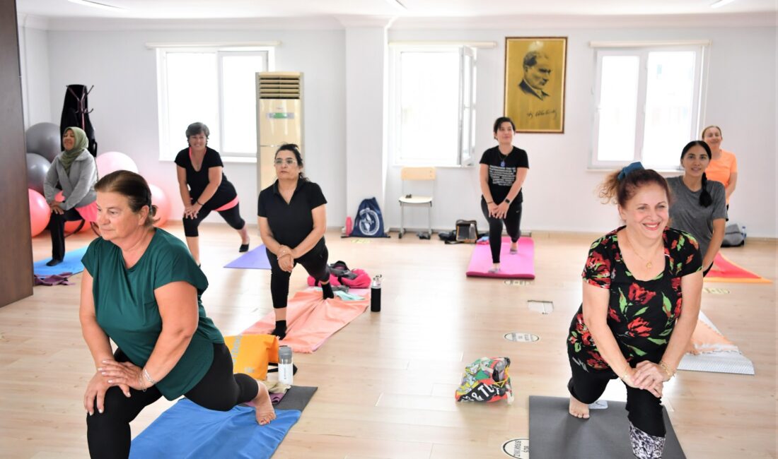 Antalya Konyaaltı Belediyesi’nin düzenlediği yoga, pilates ve zumba kurslarına kadınlar