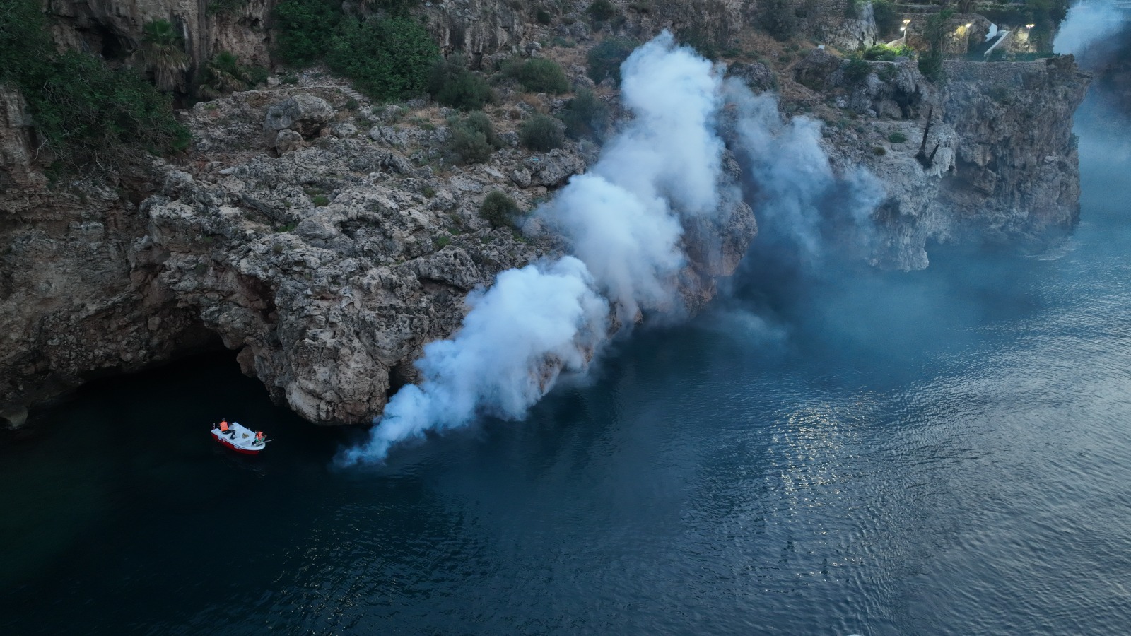 Antalya Büyükşehir Belediyesi, yaz aylarında artan sivrisinek ve haşere popülasyonuyla