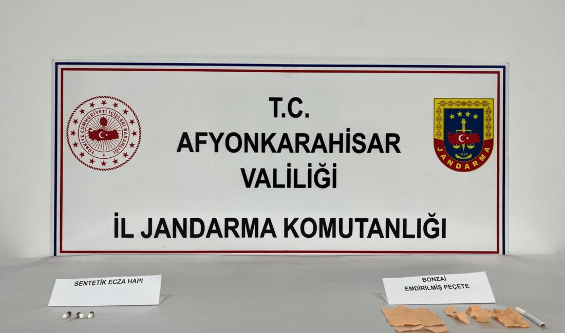 Afyonkarahisar’da jandarma ekipleri, şüpheli bir araçta yaptıkları aramada uyuşturucu maddeler