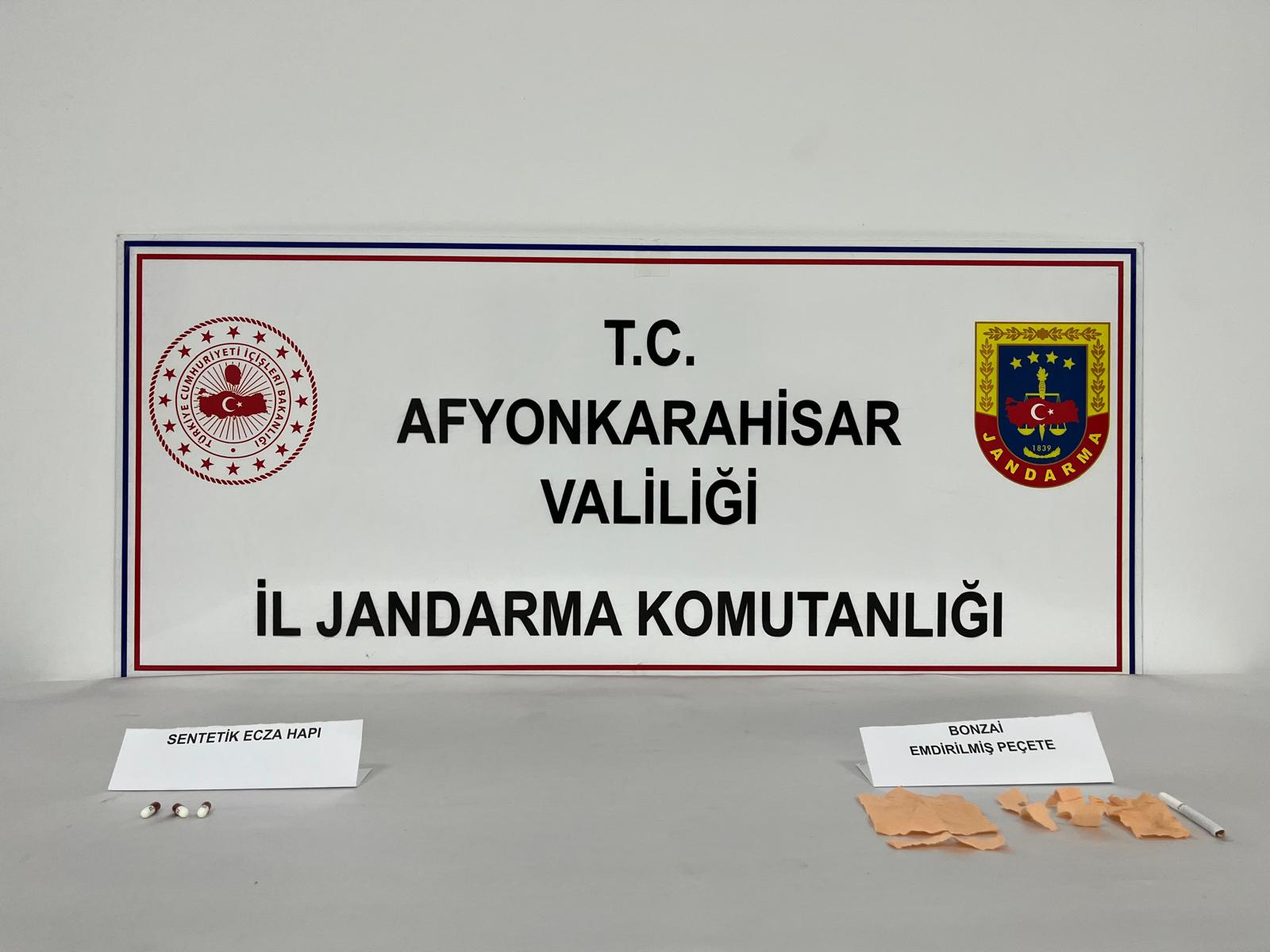 Afyonkarahisar’da jandarma ekipleri, şüpheli bir araçta yaptıkları aramada uyuşturucu maddeler