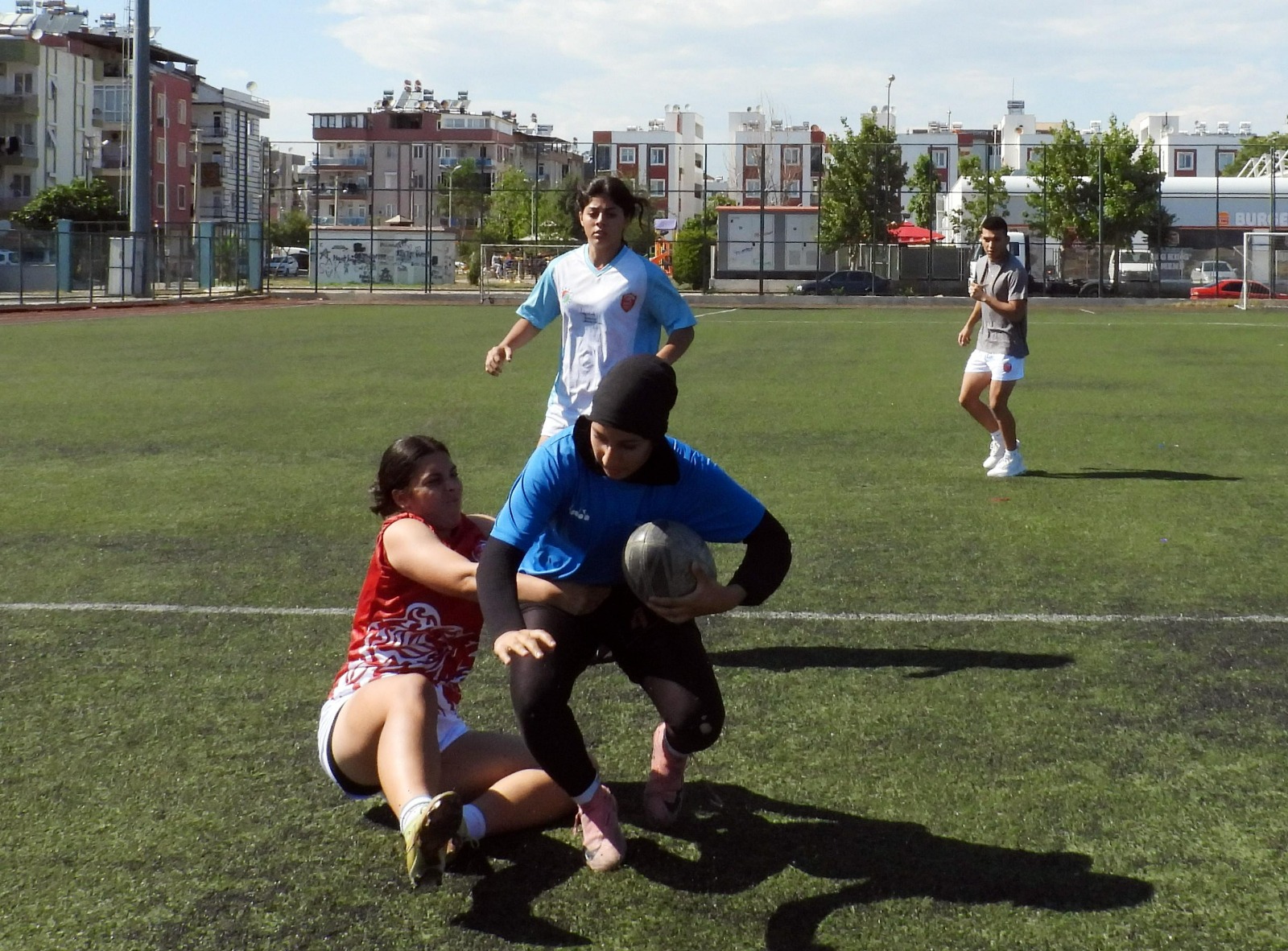 Antalya’nın Kepez Belediyesi Spor Kulübü’nün kız ve erkek ragbi takımlarından