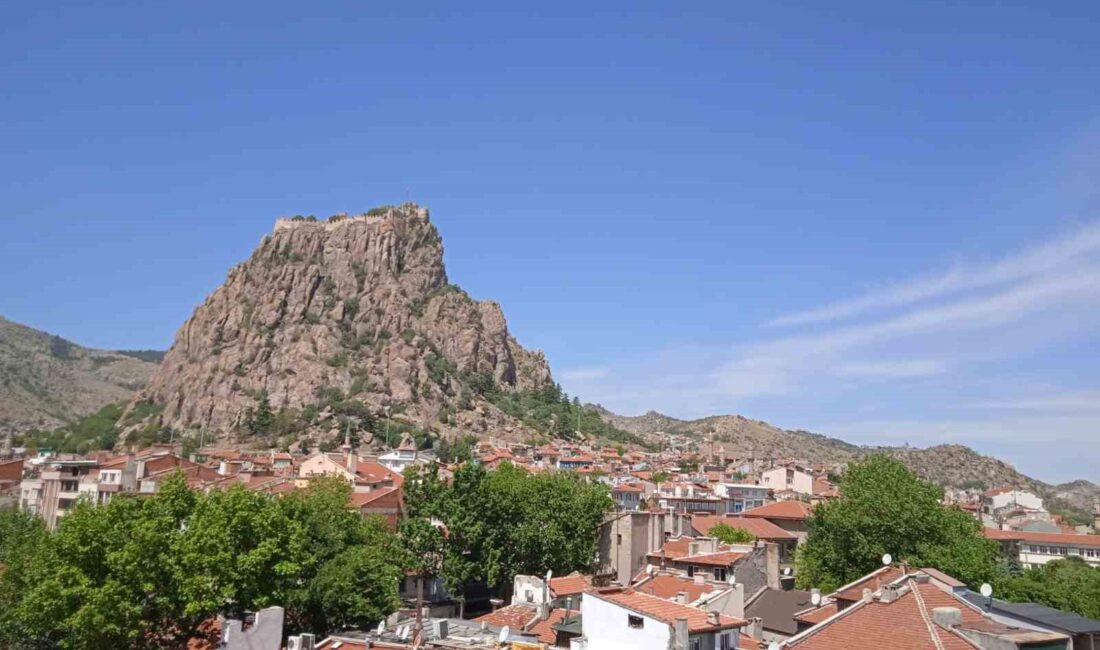 AFYONKARAHİSAR’DA BİR SÜREDİR DEVAM SOĞUK HAVALARIN YARIN İTİBARİ İLE YERİNİ