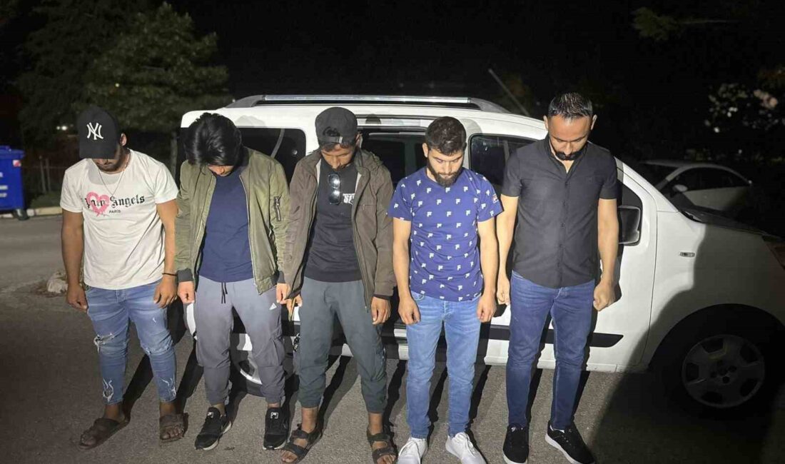 Afyonkarahisar’da polis tarafından durdurulan bir araçta 4 yabancı uyruklu şahıs