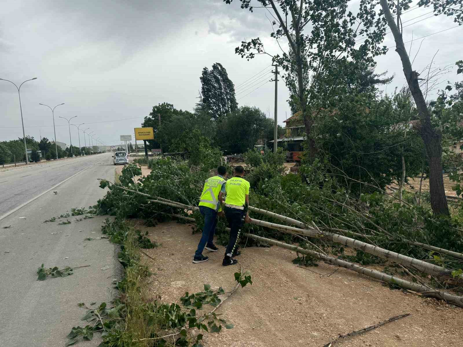 Afyonkarahisar’da etkili olan kötü hava şartları birçok olumsuzluğu da beraberindeki