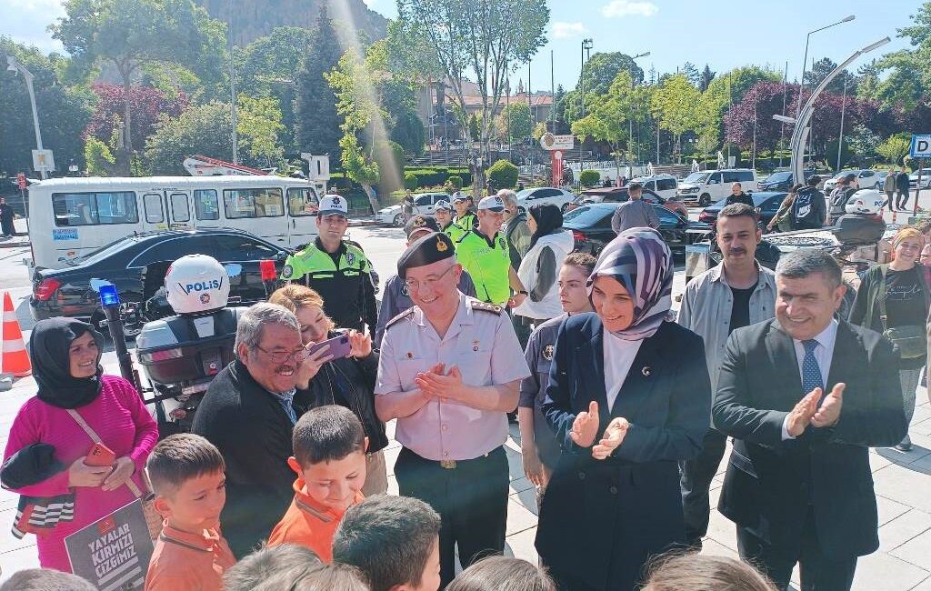 ) - AFYONKARAHİSAR'DA DÜZENLENEN 'TRAFİK HAFTASI' ETKİNLİKLERİ KAPSAMINDA, AFYONKARAHİSAR VALİSİ