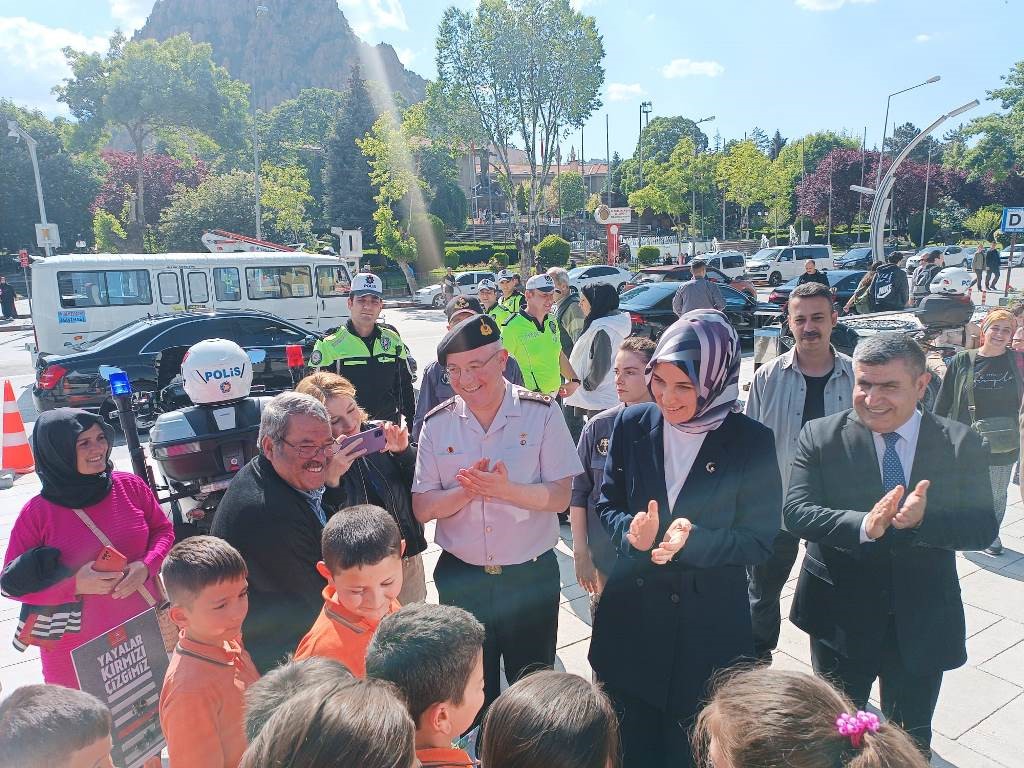 ) - AFYONKARAHİSAR'DA DÜZENLENEN 'TRAFİK HAFTASI' ETKİNLİKLERİ KAPSAMINDA, AFYONKARAHİSAR VALİSİ