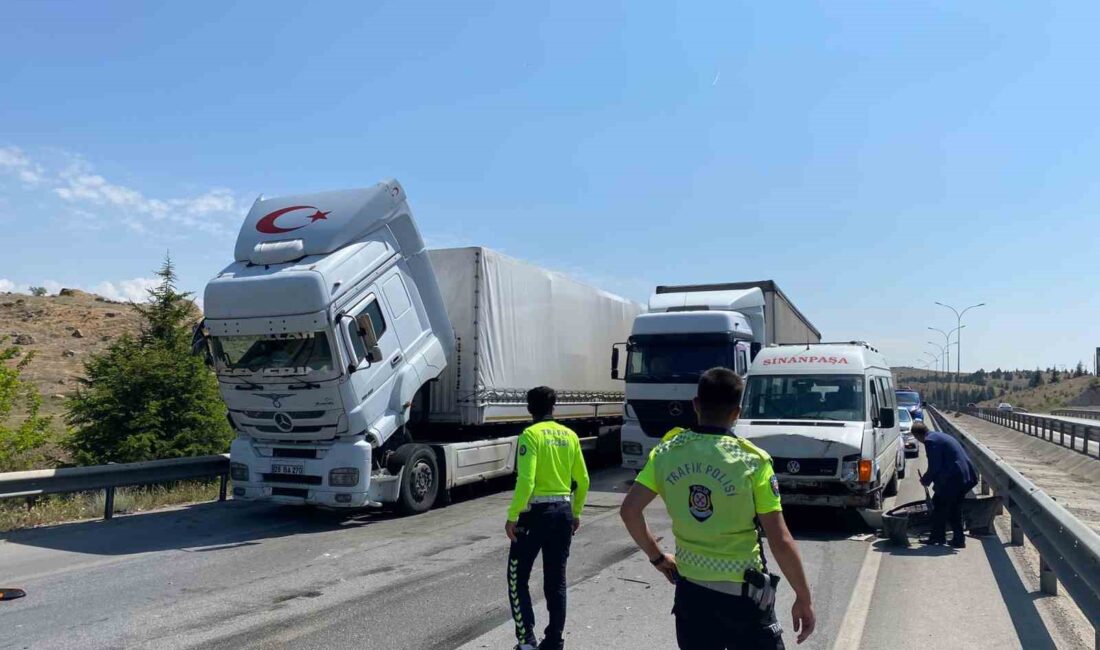 Afyonkarahisar’da yolcu minibüsünün karıştığı trafik kazasında 6 kişi yaralandı. Kaza,