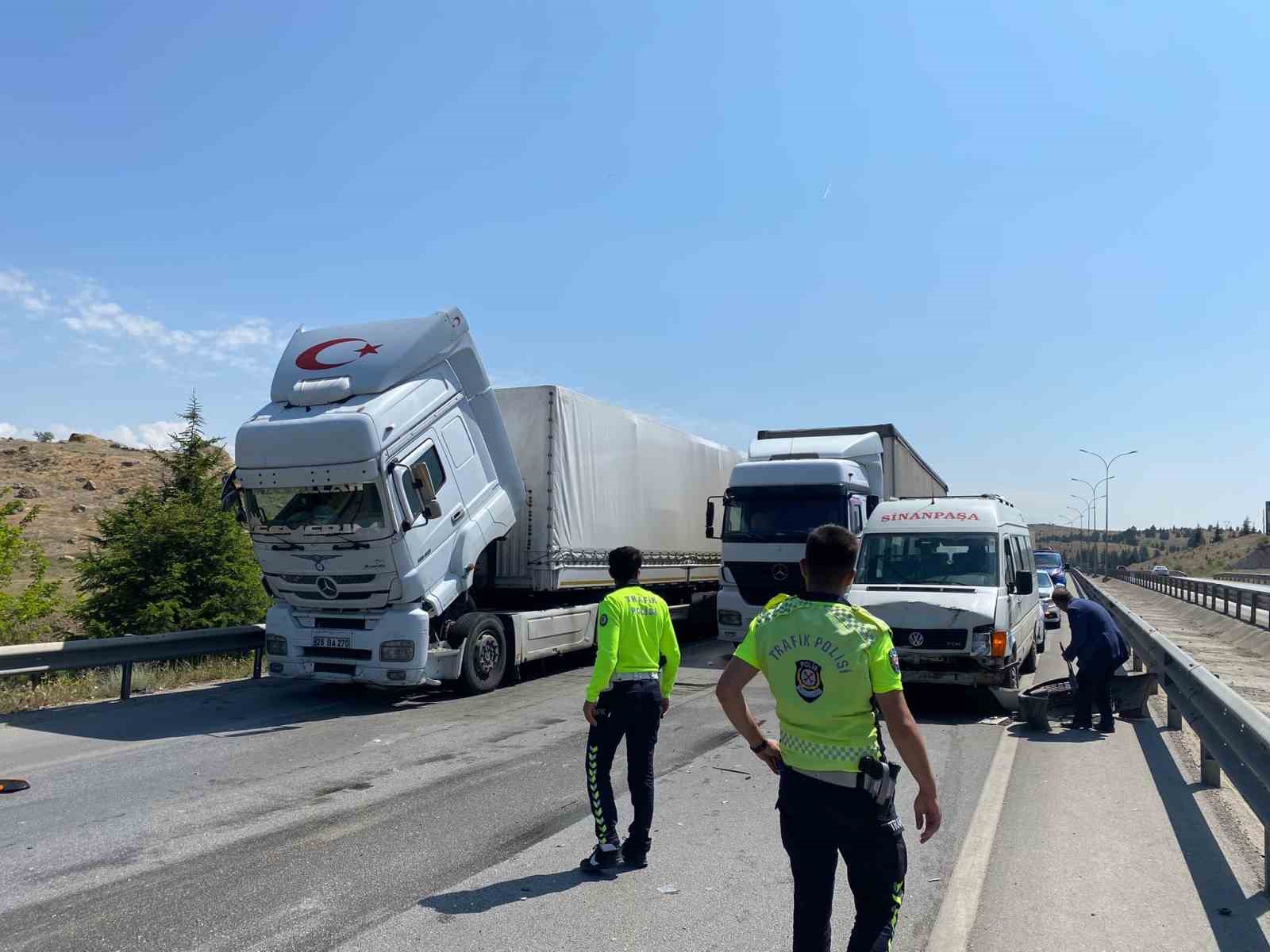 Afyonkarahisar’da yolcu minibüsünün karıştığı trafik kazasında 6 kişi yaralandı. Kaza,
