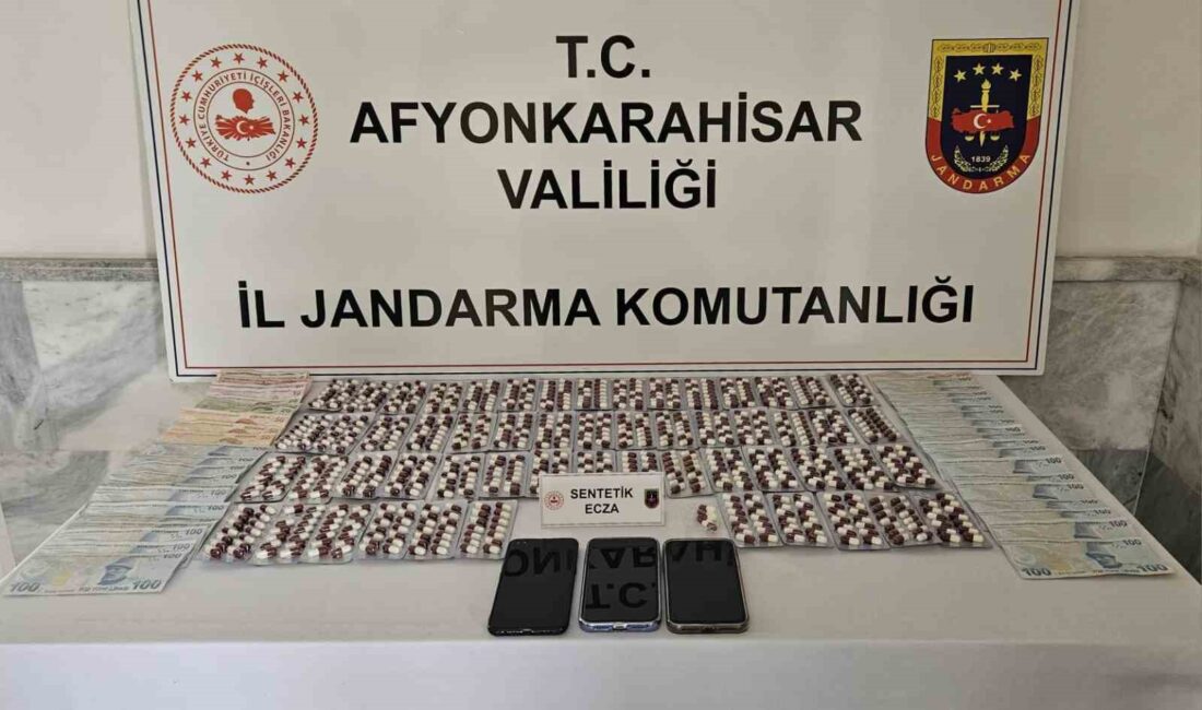 Afyonkarahisar İl Jandarma Komutanlığı, 3 şüpheli şahsın kentte uyuşturucu madde