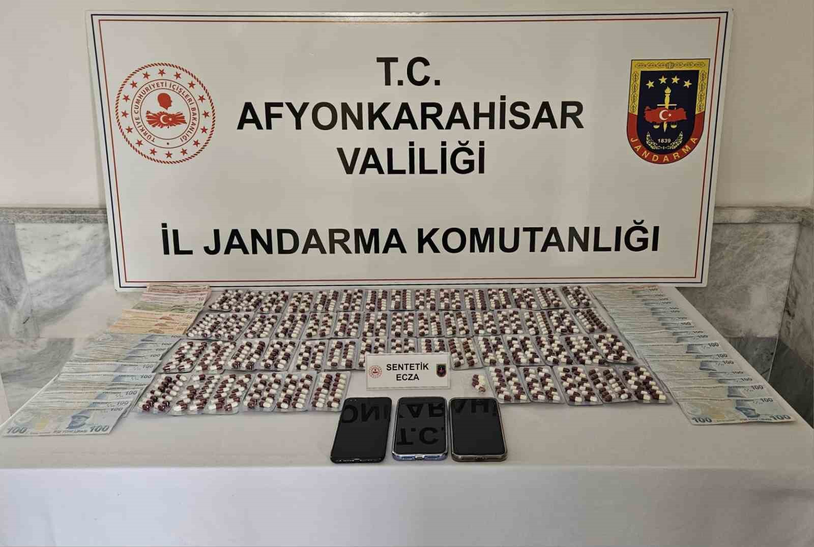 Afyonkarahisar İl Jandarma Komutanlığı, 3 şüpheli şahsın kentte uyuşturucu madde